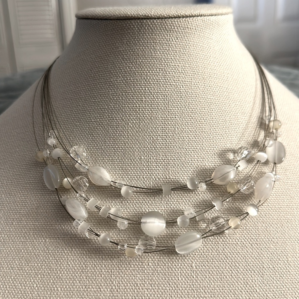 Women’s 18 inch collar necklace with white and crystal beads